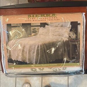 Serra Green & White Floral Bed King Luxurious Coverlet Cotton Scalloped